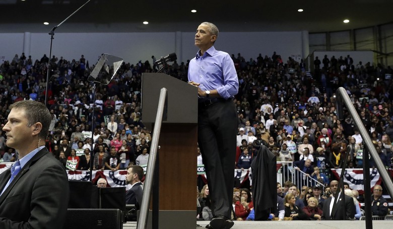 Barack Obama Gets the Detroit Style Heckling Treatment Campaigning for Democrats