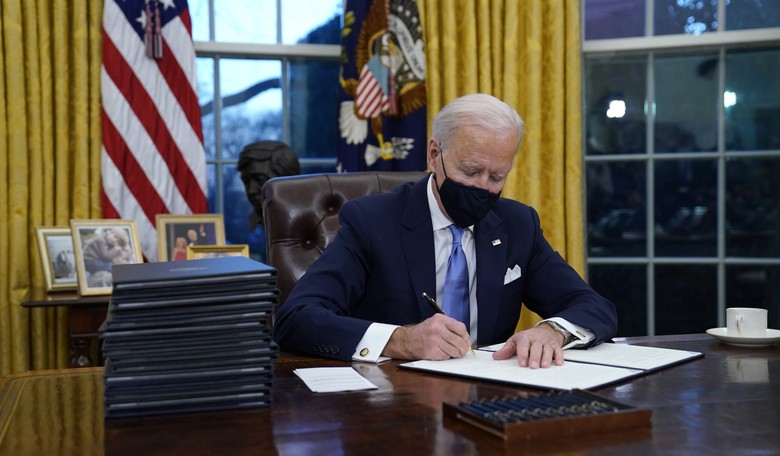 Biden Has to Rely on Note Cards for Simple Introductions to Executive Orders