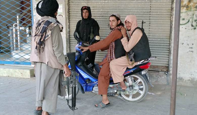 Planes Flying out of Kabul Half-Empty as Taliban Beat People on Road to the Airport