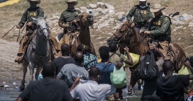 Photographer Who Took Photos of Border Patrol's Horse Unit Takes a Sledgehammer to 'Whipping' Lie