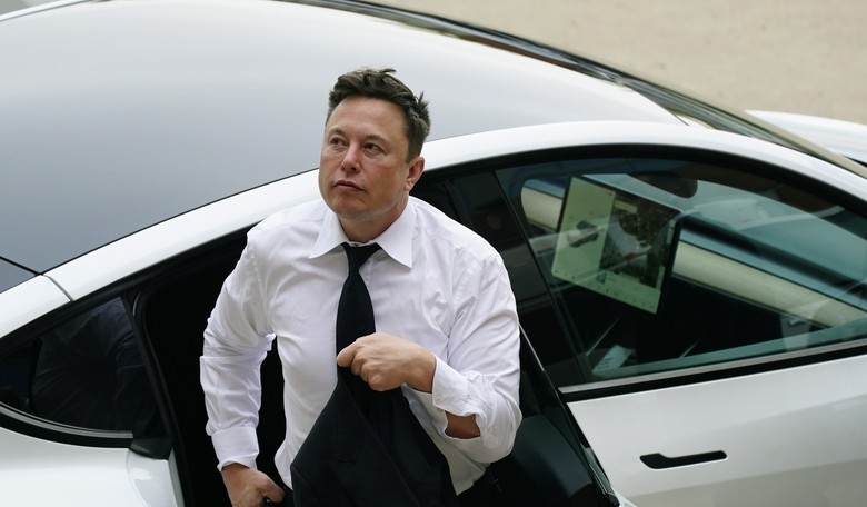 Elon Musk Is Putting Twitter on the Spot Over Clinton's 2016 Tweet Claiming Trump/Russia Link