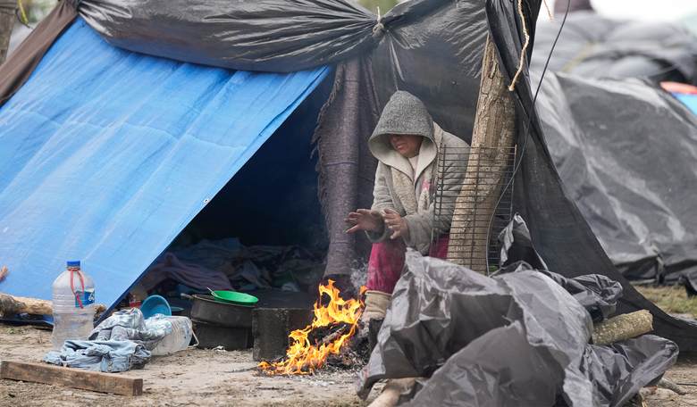 Chicago Neighbors Block Site of Migrant Tent Shelter