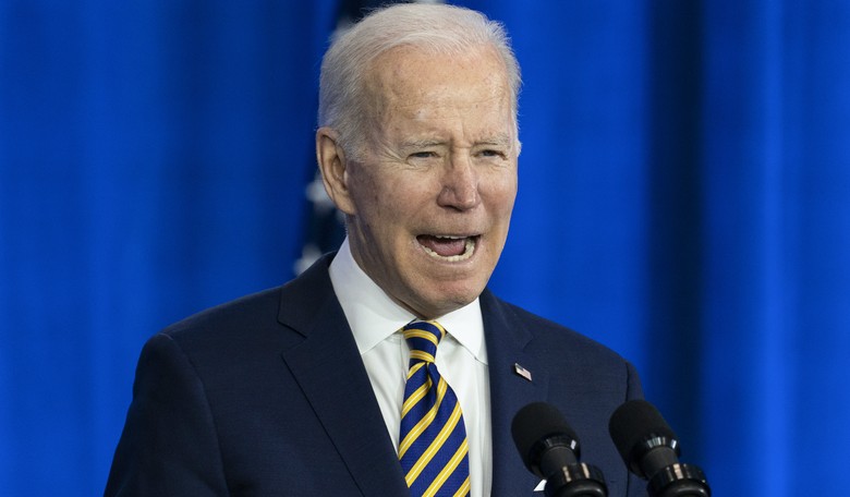 Biden Forgets Who Members of Congress Are and Seems to Point at the Air Again
