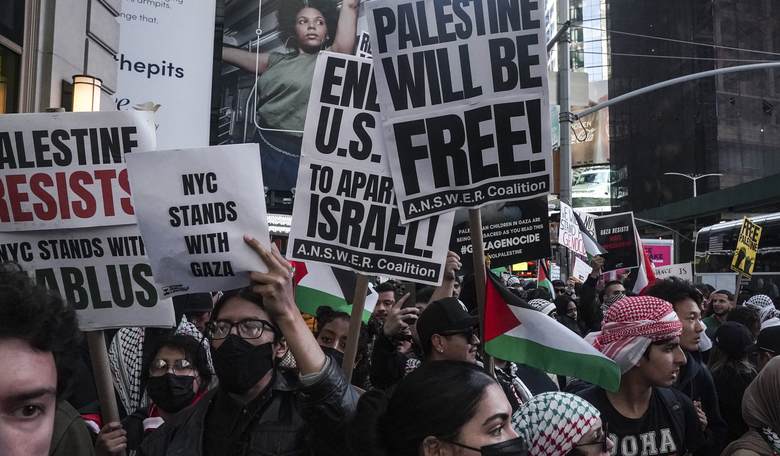 Protesters Take Over Brooklyn Bridge, Call for the Elimination of Israel