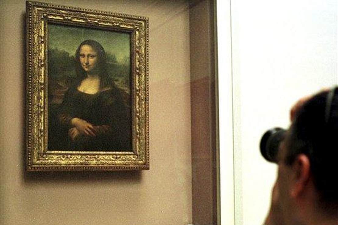 Man Attacks Mona Lisa With Cake... For Climate Change