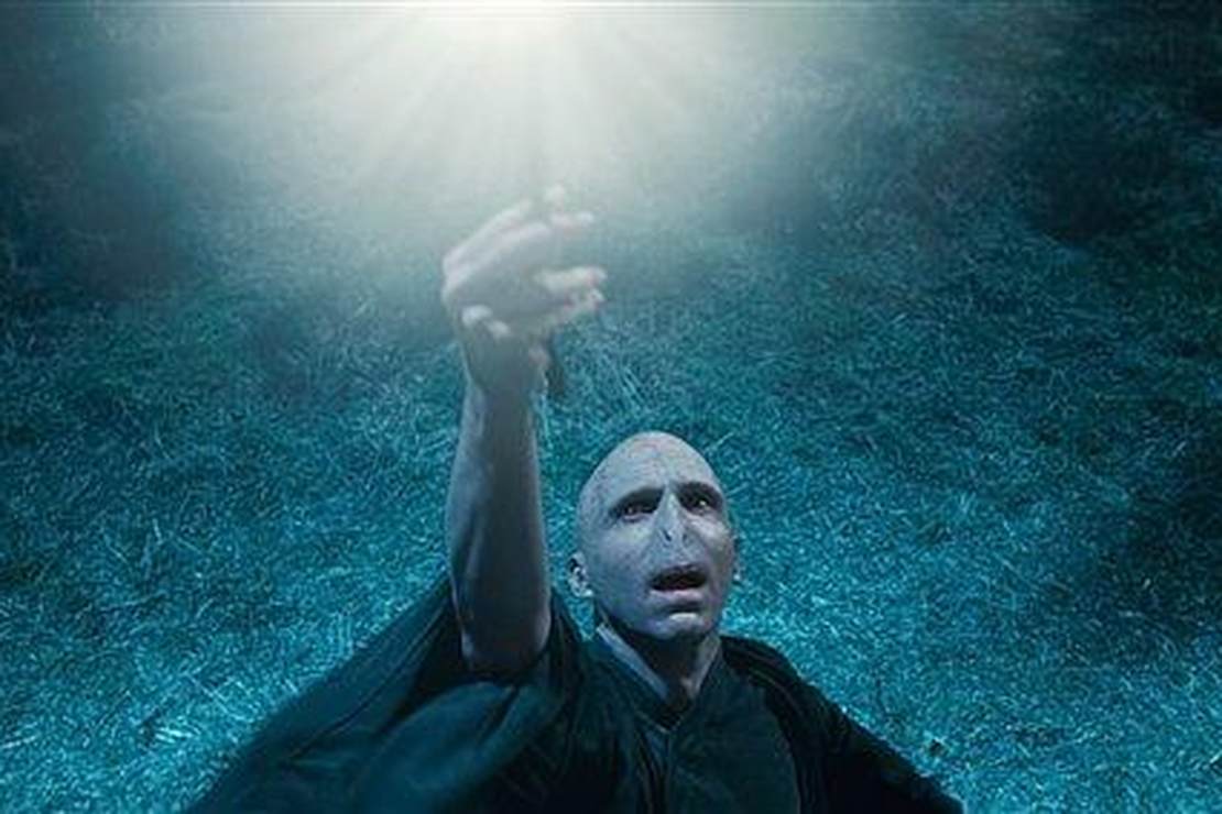 L’acteur de Voldemort Ralph Fiennes vient à la défense de JK Rowling contre les abus commis par des militants trans