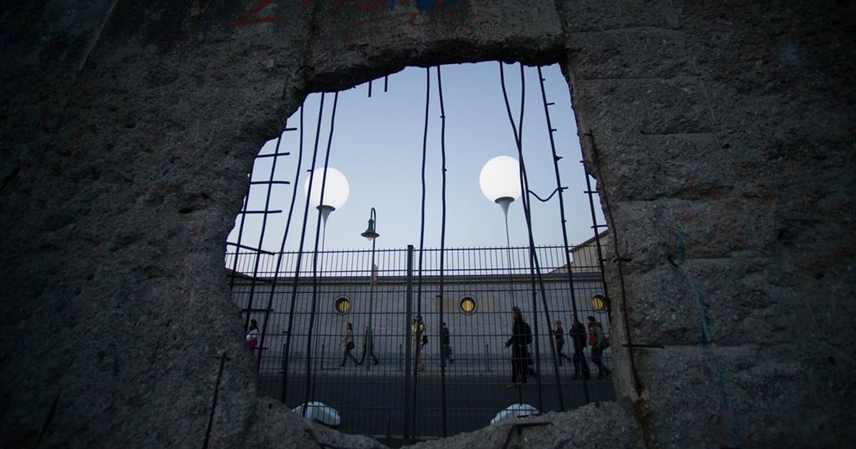 No bueno: Mexico places a piece of the Berlin Wall along the border - Vimarsana News