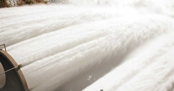 ARQUIVO - Nesta foto de arquivo sem data fornecida pelo Bureau of Reclamation, a água corre da represa Glen Canyon perto de Page, Arizona.  Autoridades federais abriram as comportas em Glen Canyon D