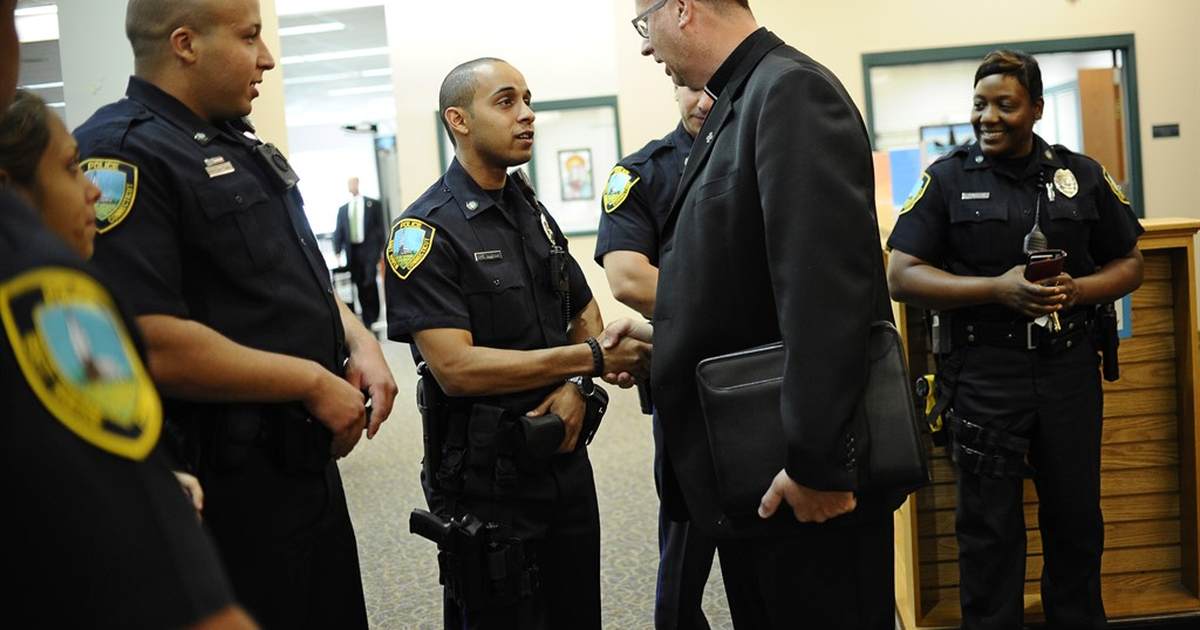 Judge strikes down Arizona law limiting filming of police - Vimarsana News