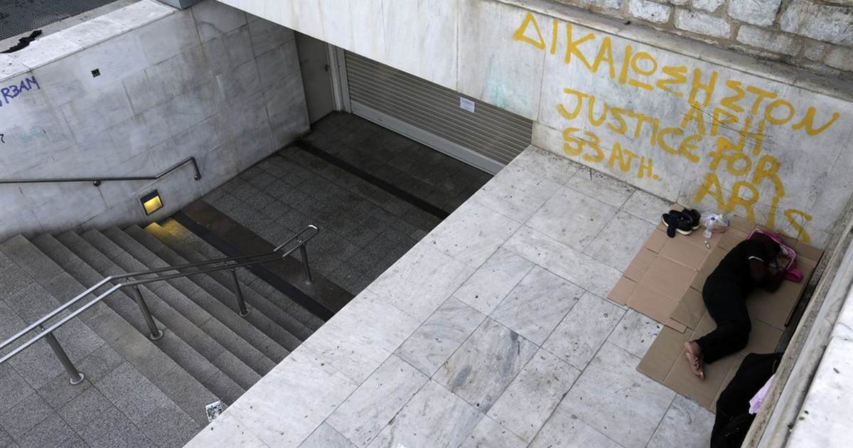 Chaos on LA's Metro Highlighted as Man Bites off Part of LAPD Officer's Finger - Vimarsana News