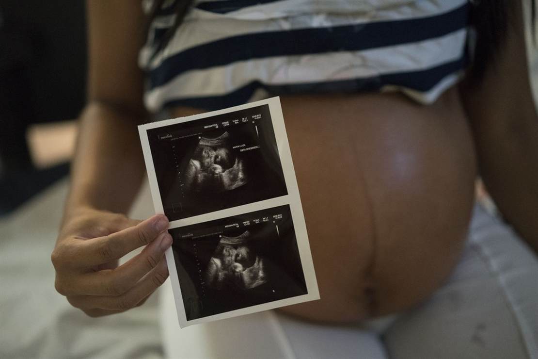 Calvin Klein salue les mères, y compris un homme enceinte qui n’est pas une femme