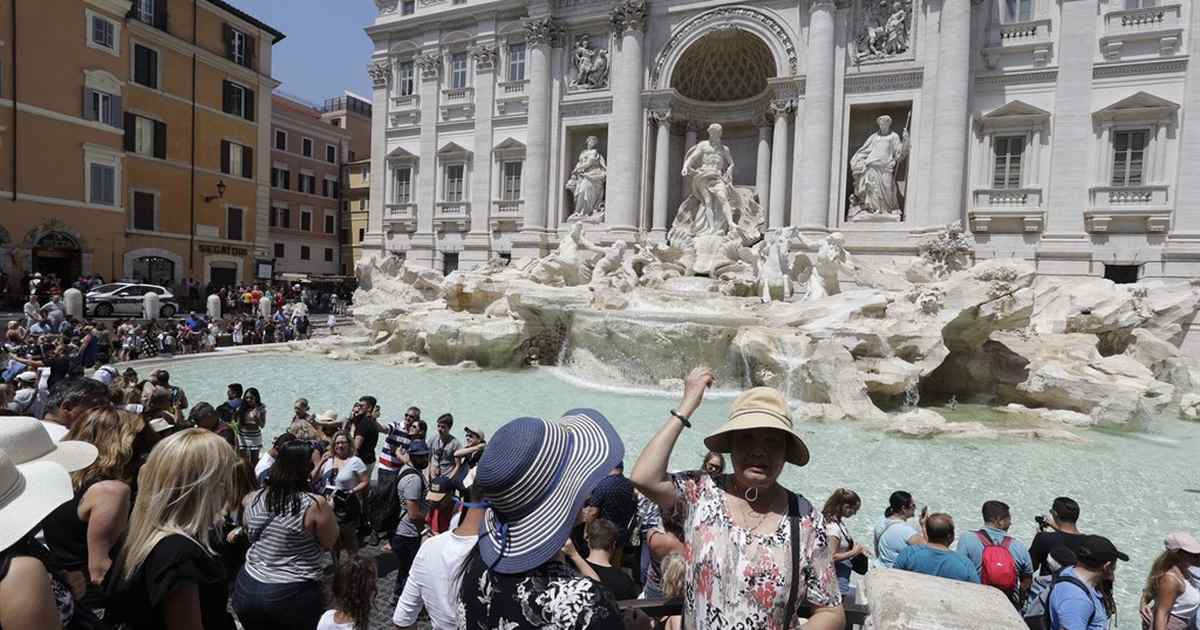 Fountain of Lies: Climate Crazies Dye Trevi Fountain Black - Vimarsana News