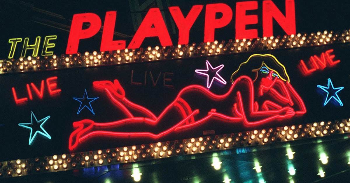 Totally Naked Woman Streaks Down a California Freeway While Shooting at Cars - Vimarsana News