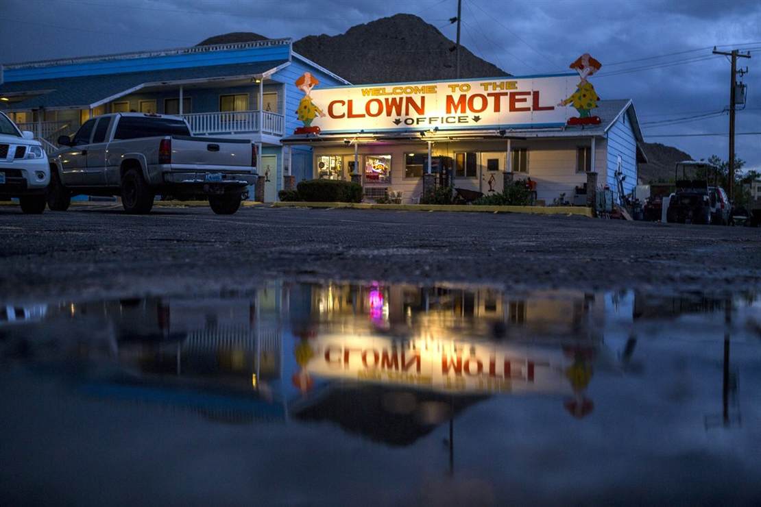 Clown motel. Клоун Невада. Жуткий мотель Техас. Motel Clown in Nevada. Невада с днем рождения.