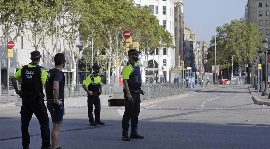 Breaking Van Plows Into Crowd In Barcelona Reports Of Gunshots Heard Update 13 Dead Update