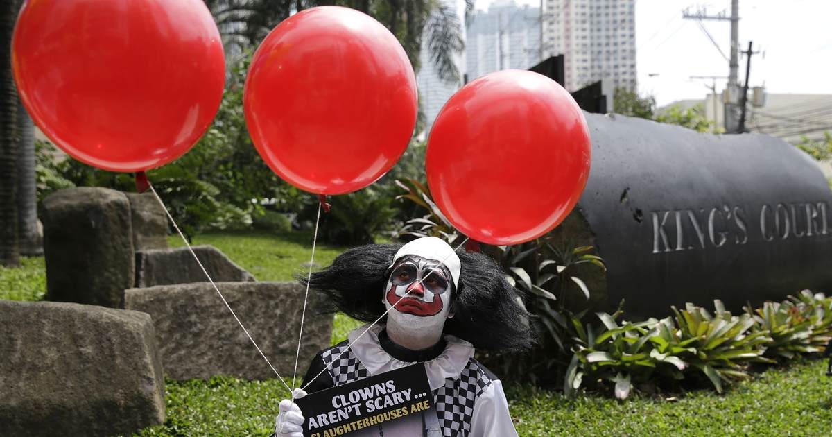 How Are Drag Queens Any Different From Scary Clowns? - Vimarsana News