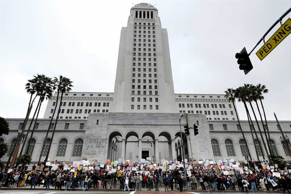 La pression monte sur les membres du conseil municipal de Los Angeles alors que de puissants politiciens californiens exigent des démissions pour insultes raciales – –