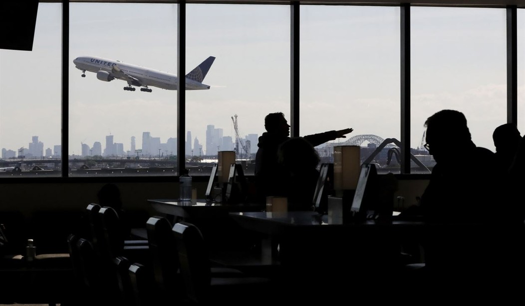 CEO of United Airlines issues groveling apology after bone-headed public relations disaster - Vimarsana News