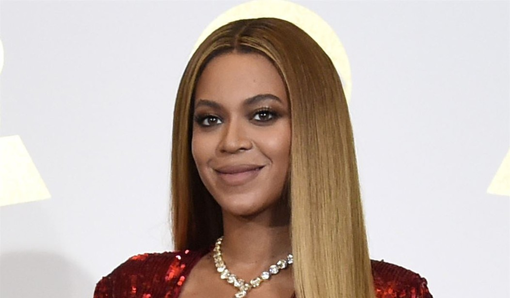 Beyoncé trahit la communauté LGBT, leur apprend qu’elle est une entreprise, pas une amie