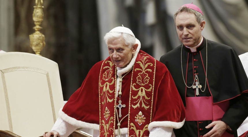 Papa Bento XVI lança bomba póstuma na Igreja Católica