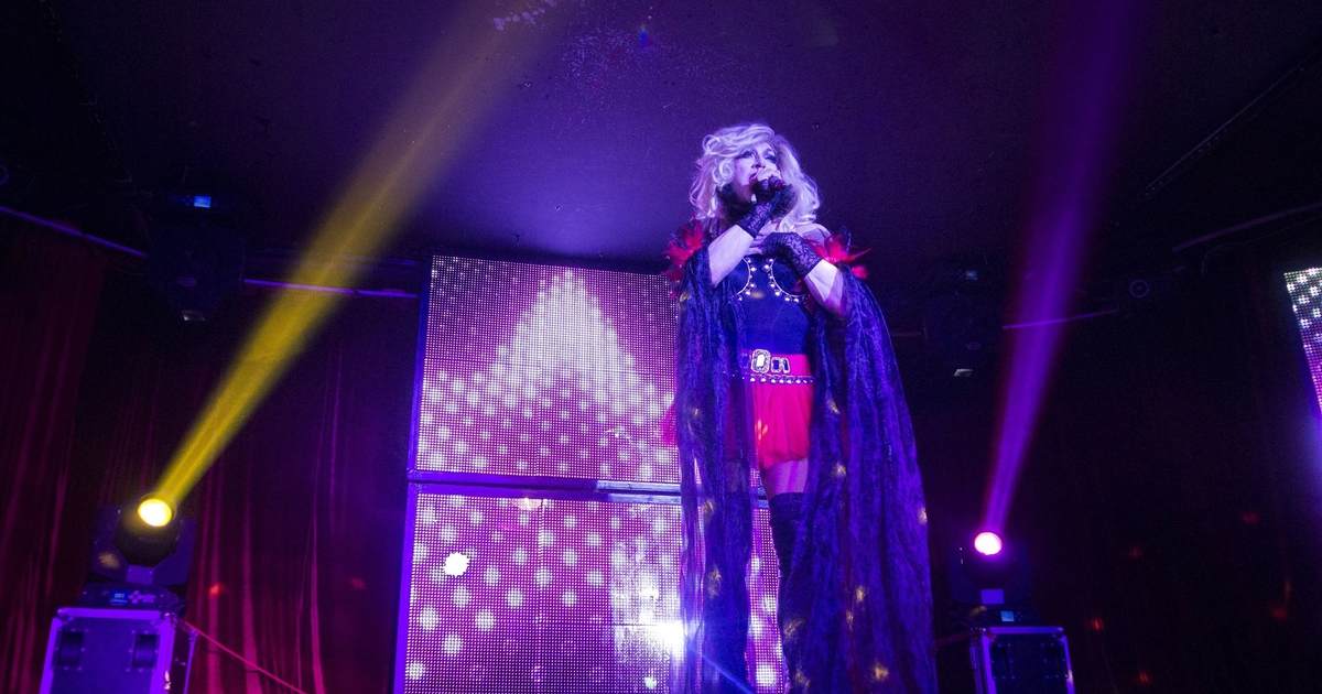 After Drag Queen Straddles Student, a North Carolina School Is "Revising" Its Policies - Vimarsana News