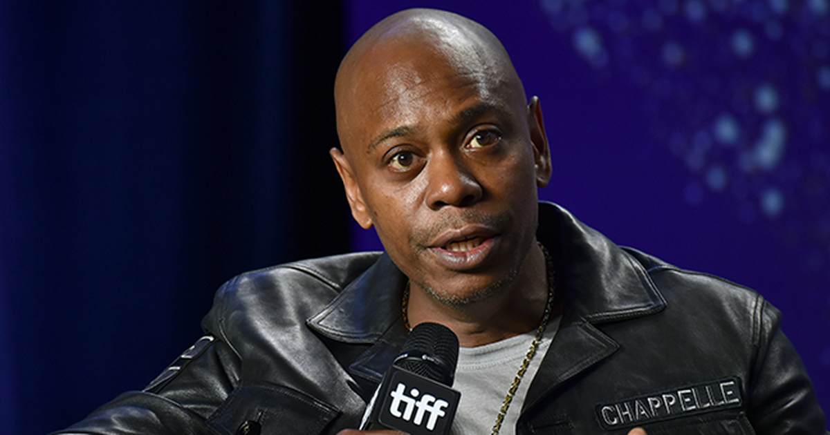 WATCH: Dave Chappelle Attacked on Stage, Jamie Foxx Comes to His Aid - Vimarsana News