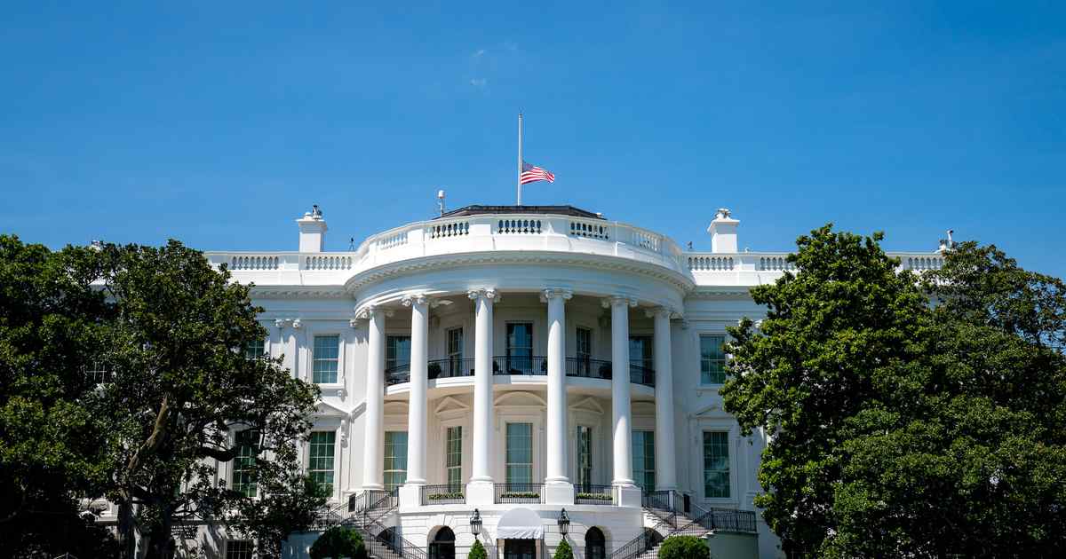Texas Courthouse Defies Biden Order to Lower Flags for Fallen Service Members - Vimarsana News