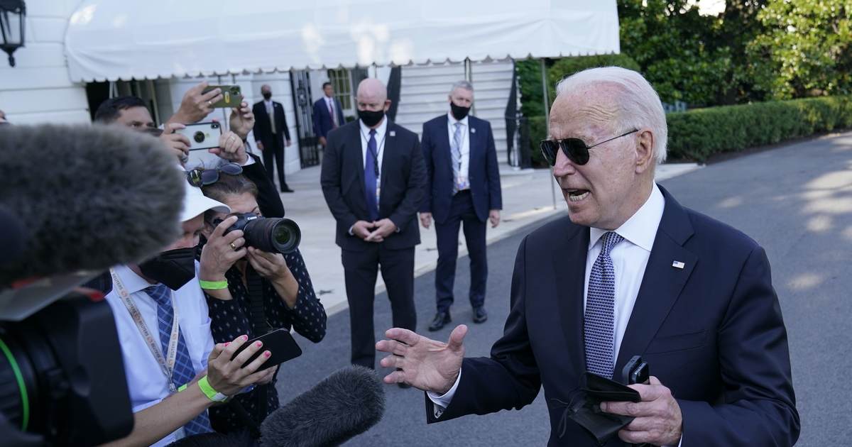 Jill Has to Rescue Joe From Gaggle of Reporters Before They Leave for Yet Another Vacation - Vimarsana News