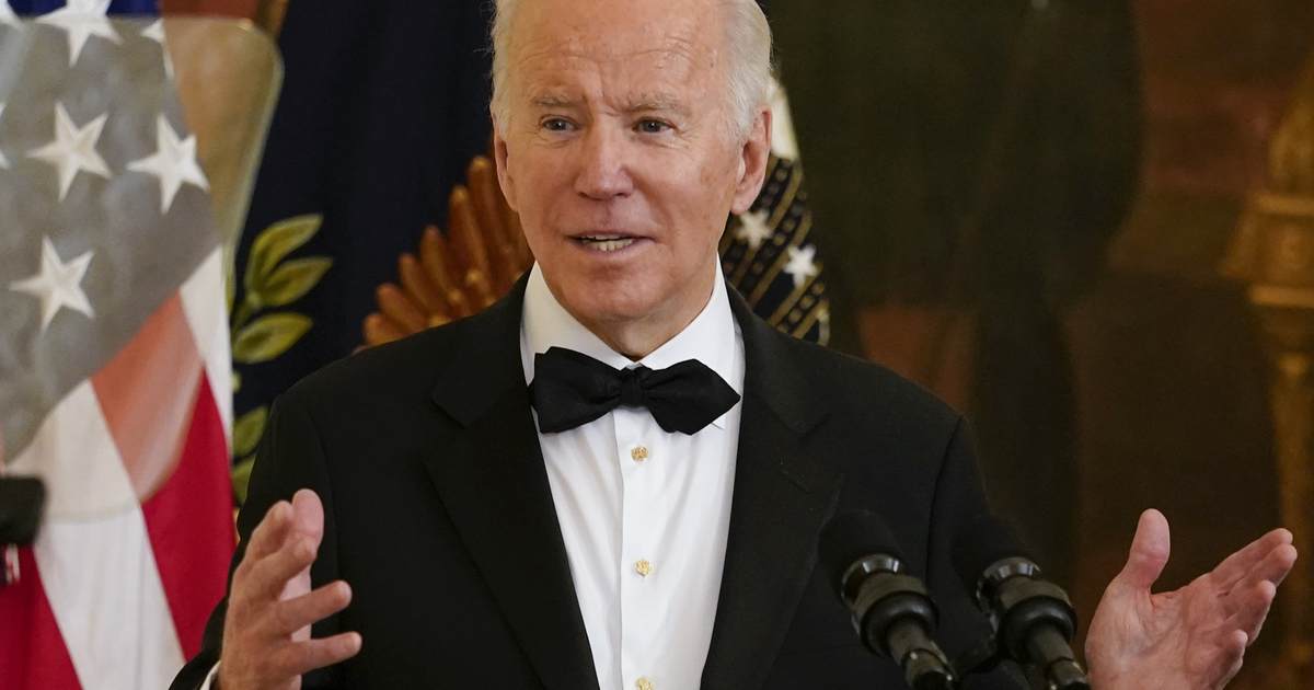 Biden Needed Help Leaving the Stage During WH Reception with Kennedy Center Honorees - Vimarsana News