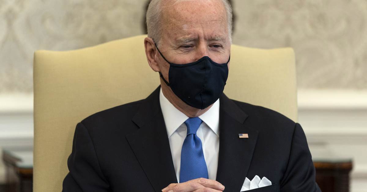 Insanity Wrap #158: Embarrassing! Biden Handlers Cut Him Off After He Offered to Take Questions - Vimarsana News