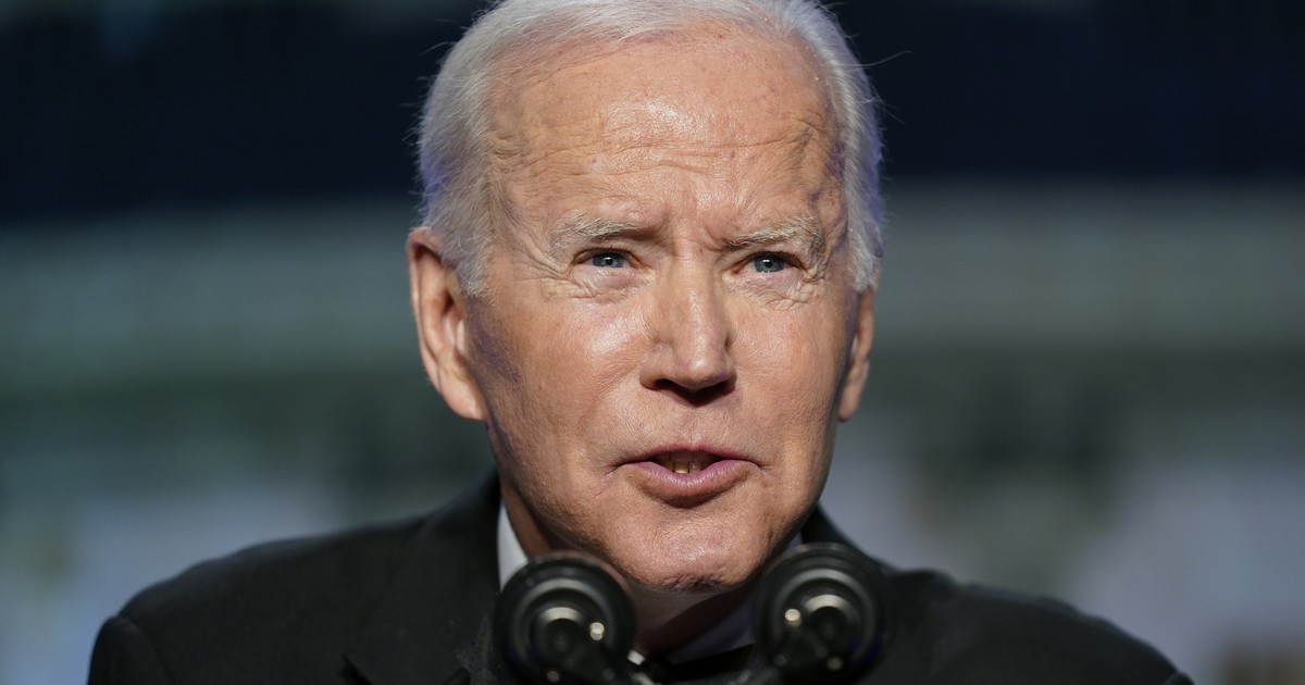 Biden Loses Battle With the Teleprompter Trying to Hit DeSantis at the White House Correspondents Dinner - Vimarsana News