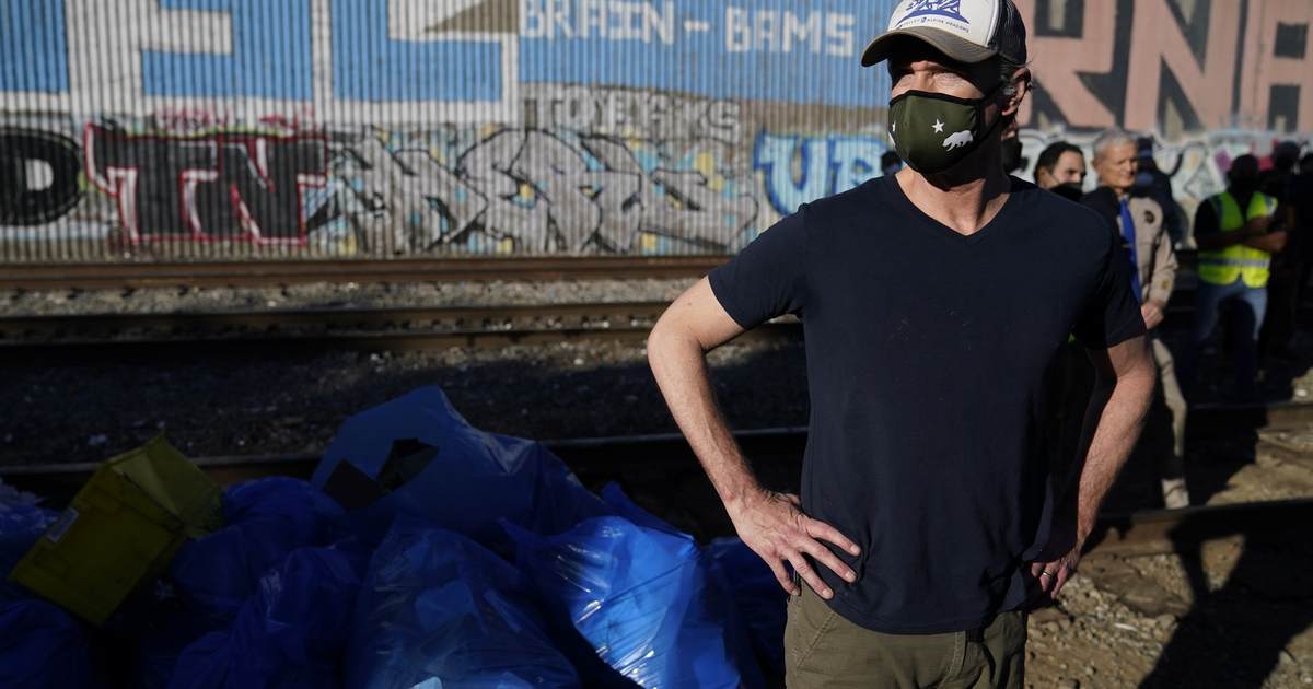 Gavin Newsom Sticks Foot in Mouth Sideways During L.A. Railroad Theft Site Photo Op - Vimarsana News