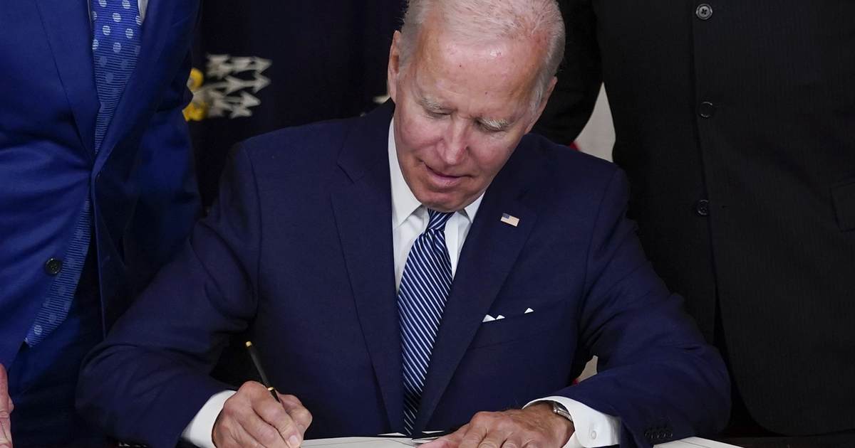 What are the limits of executive orders over the lives of federal workers? - Vimarsana News