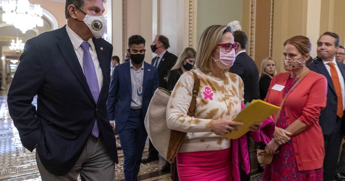 Krysten Sinema and Joe Manchin Are Sitting Pretty Despite Being Targeted by Democrats - Vimarsana News