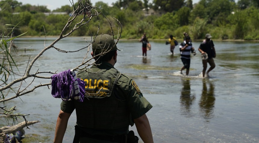 Migrants Surging at the Border Even With Title 42 Still in Place