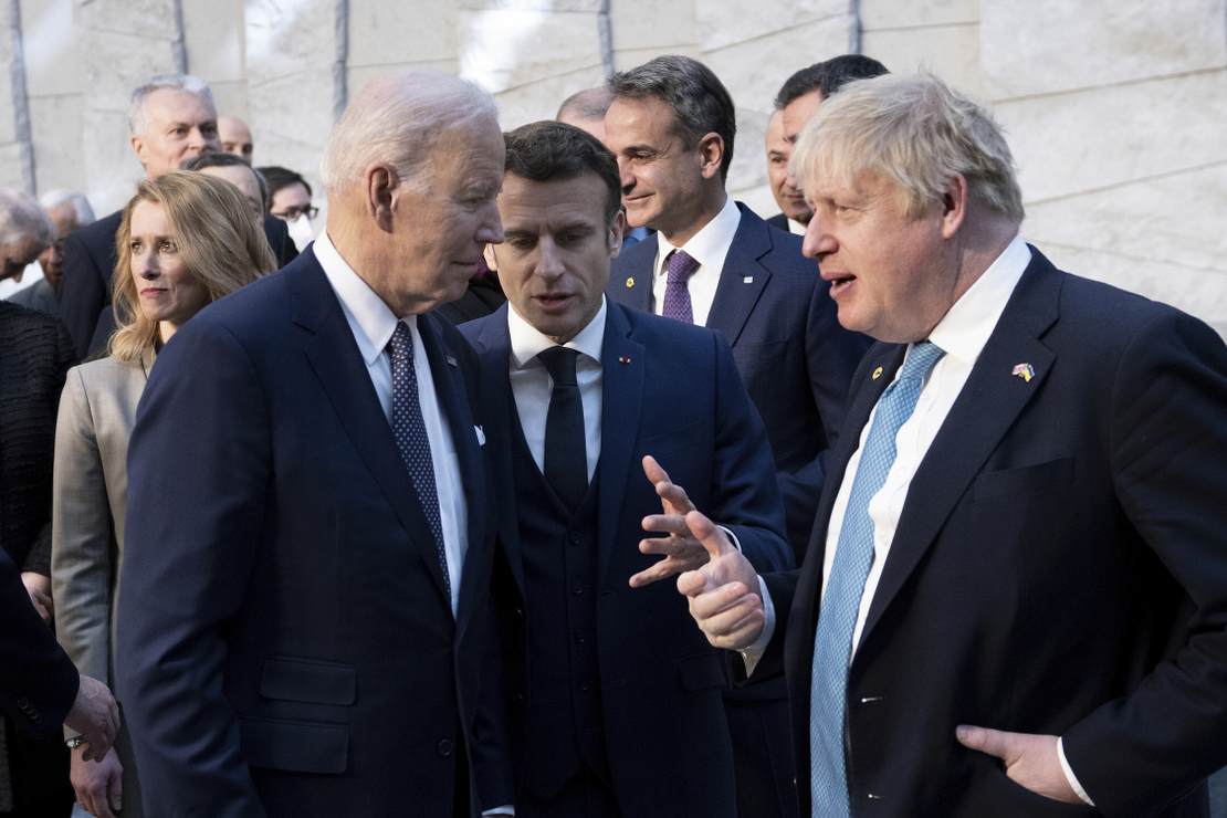 Les dirigeants ultra-sérieux du G7 et Vladimir Poutine s’affrontent sur des photos torse nu