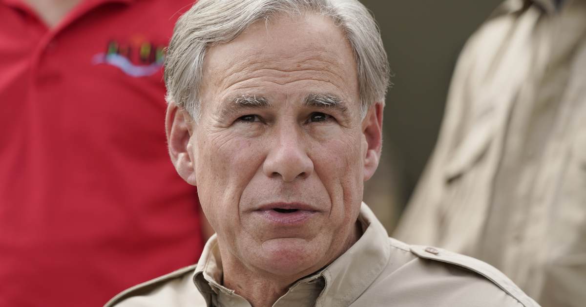 Greg Abbott Springs an Unwelcome but Well-Deserved Surprise on Lori Lightfoot - Vimarsana News