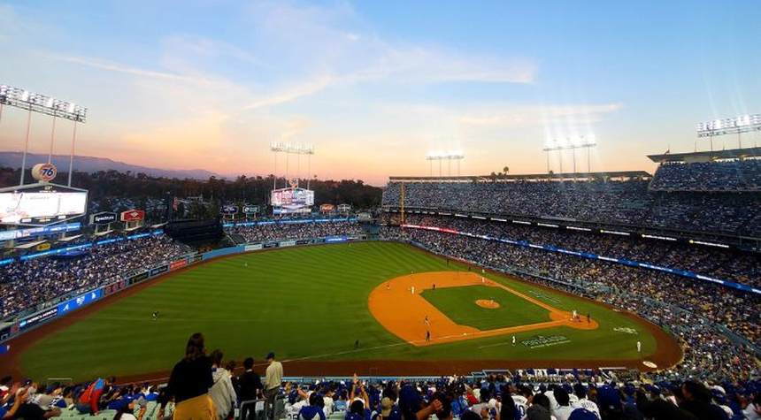 Estimados Propietarios de los Dodgers de Los Angeles: Le Han Faltado el Respeto a Generaciones de Aficionados y Ahora los Van a Perder