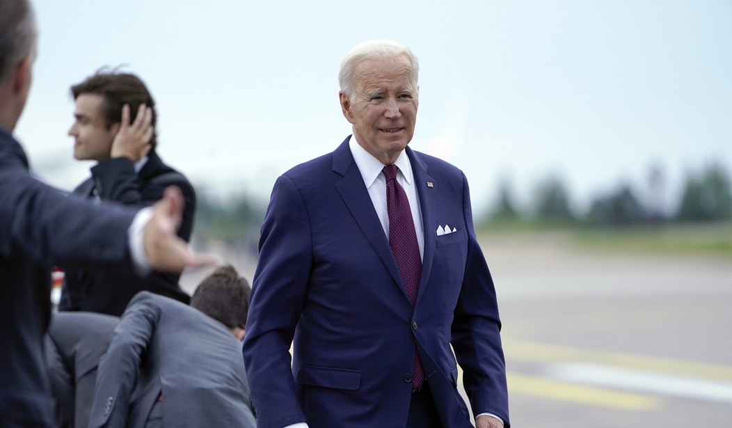 Mika Brzezinski, les gestionnaires de Joe Biden les plus durement touchés après avoir trébuché à nouveau à bord d’Air Force One – News 24