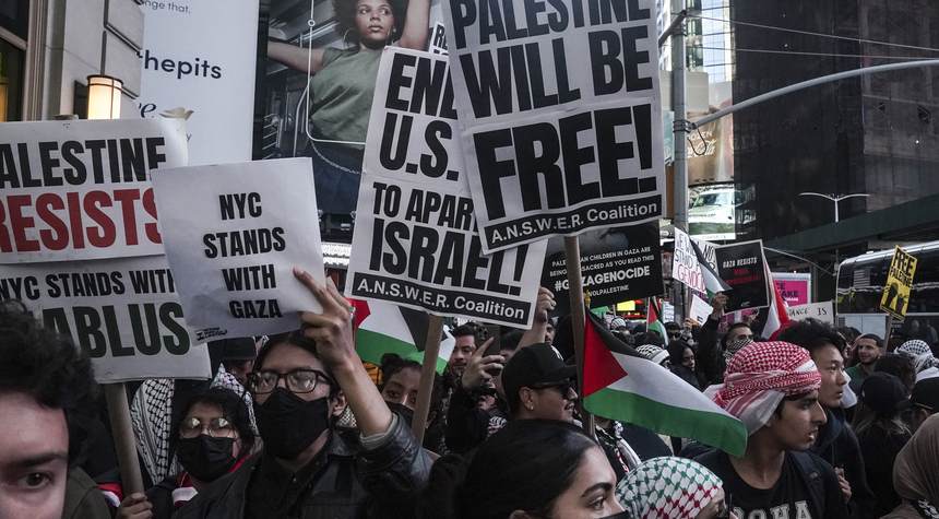 Protesters Take Over Brooklyn Bridge, Call for the Elimination of Israel