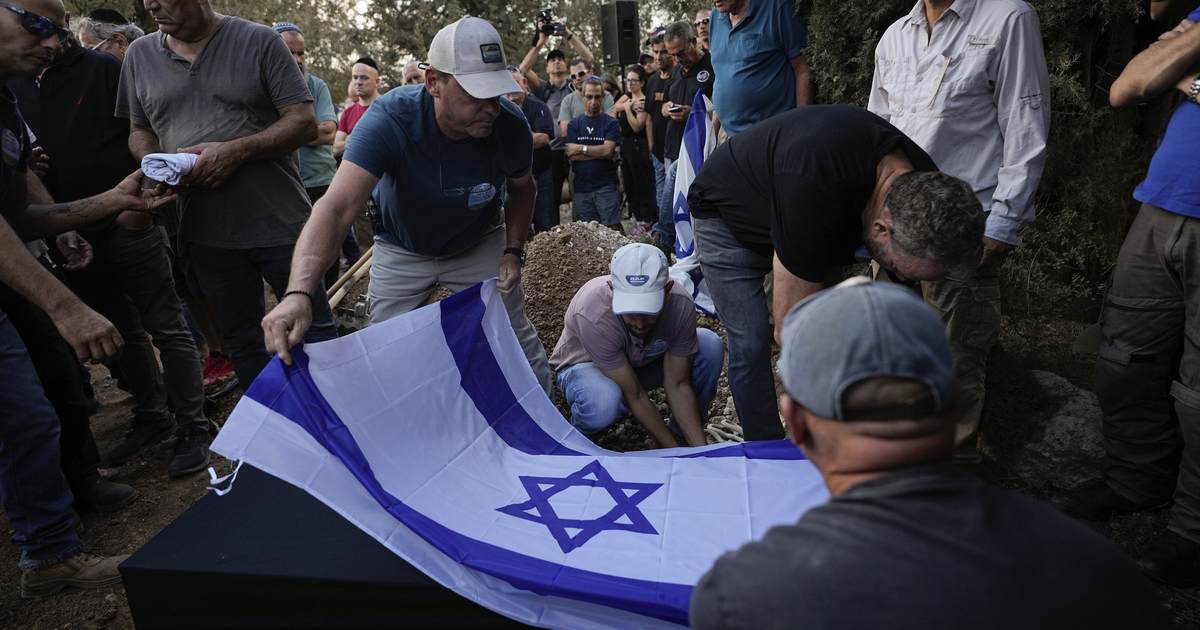 150,000 Israelis Apply For Gun Permits After Hamas Attacked - Vimarsana News