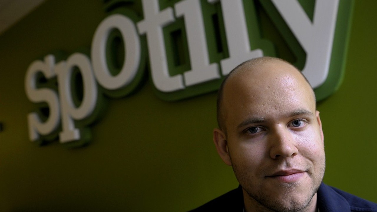 Spotify CEO Defends Joe Rogan In Remarks to Employees - Vimarsana News