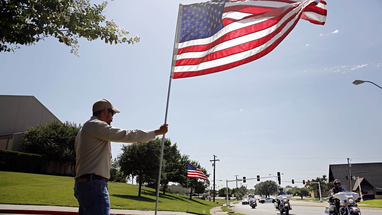 Texas Teens Stand Up to Atheists and Defend American Flag