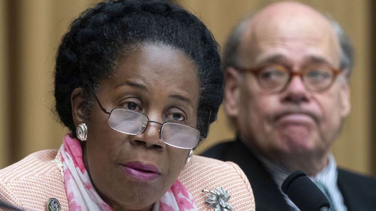 Sheila Jackson Lee Calls on DHS to Not Deport Anymore Haitians Amid Large Caravans Heading North