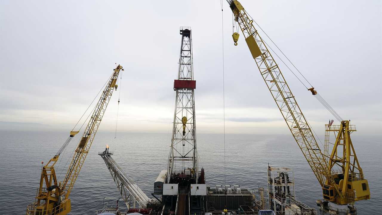Putin Isn't the One Who Banned U.S. Offshore Oil Drilling - Vimarsana News
