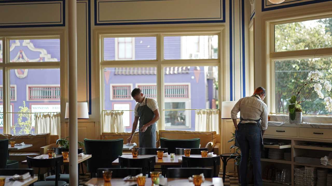 Poll: Vast Majority of Democrats Say Restaurants and Schools Should Remain Closed 