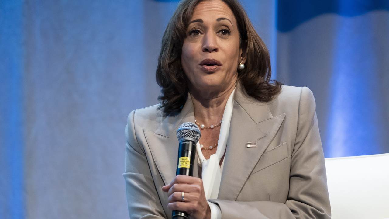 The Atlantic Explains Harris's Weird Introduction but People Still Have Questions - Vimarsana News