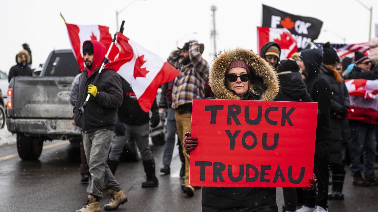 Canadian Police Attempt to Clear Protesters Blocking Canada-U.S. Bridge